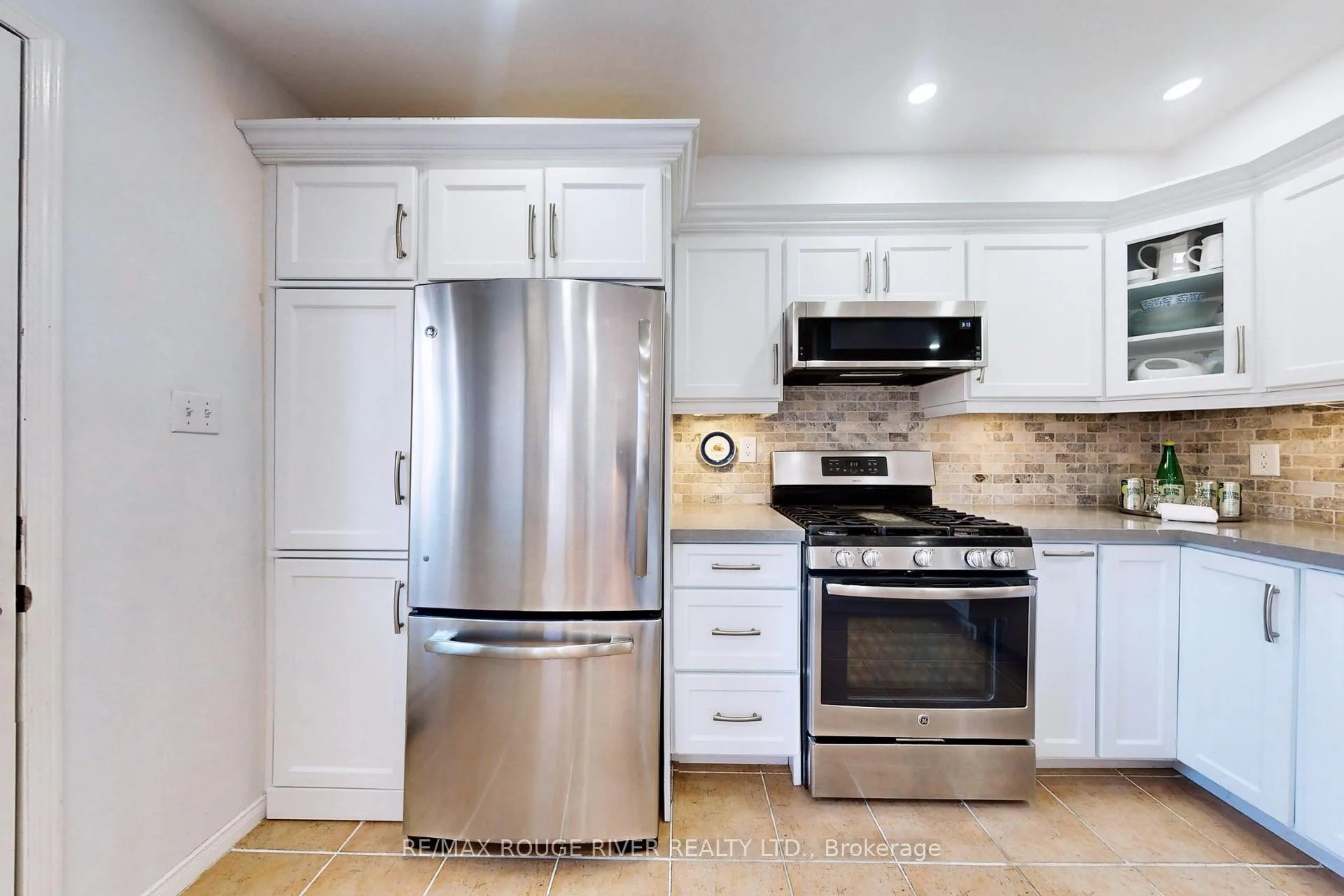 Photo 16 of 10 Moorefield Drive, Scarborough, Rouge — HOMEH