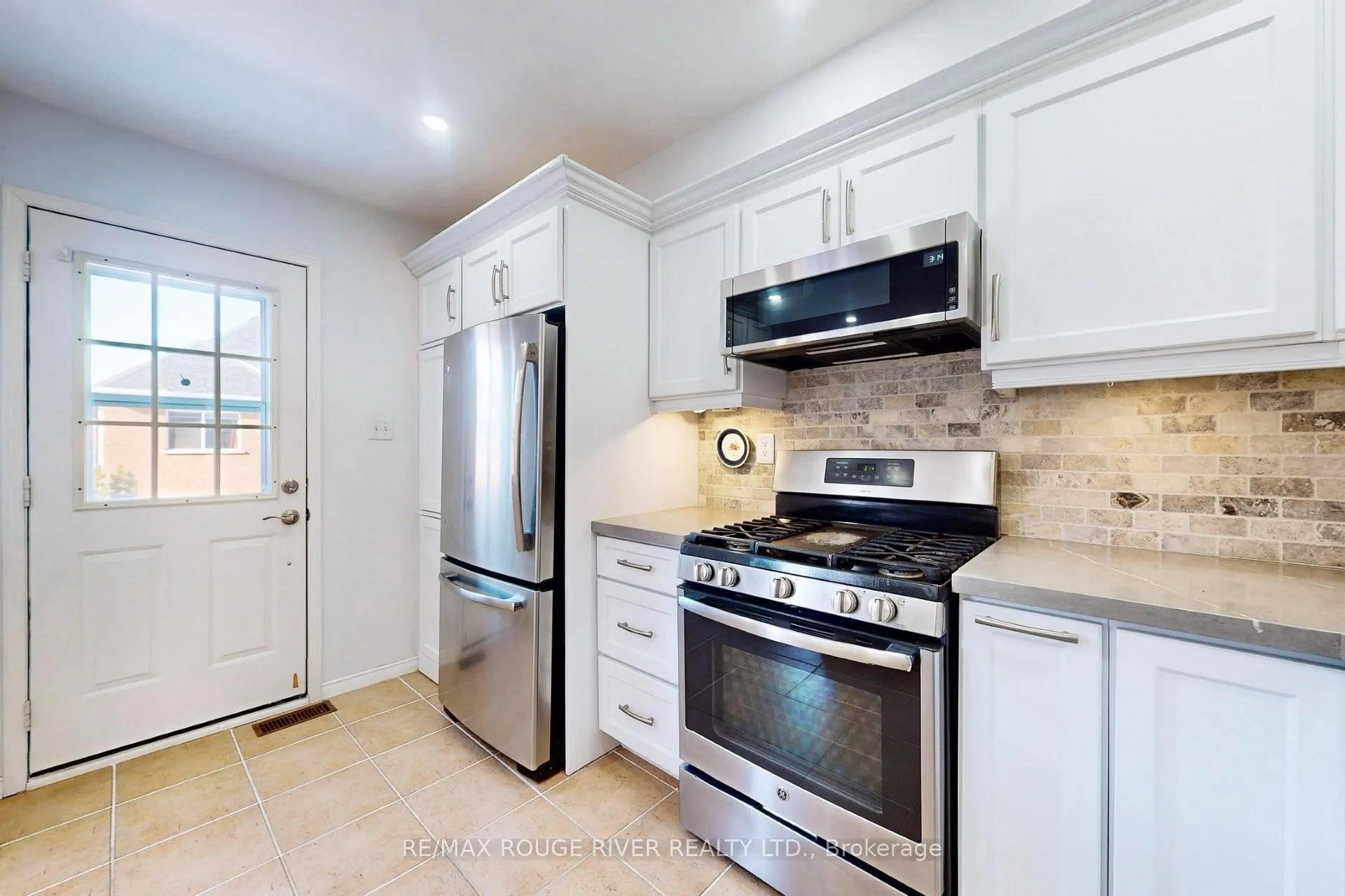 Photo 17 of 10 Moorefield Drive, Scarborough, Rouge — HOMEH