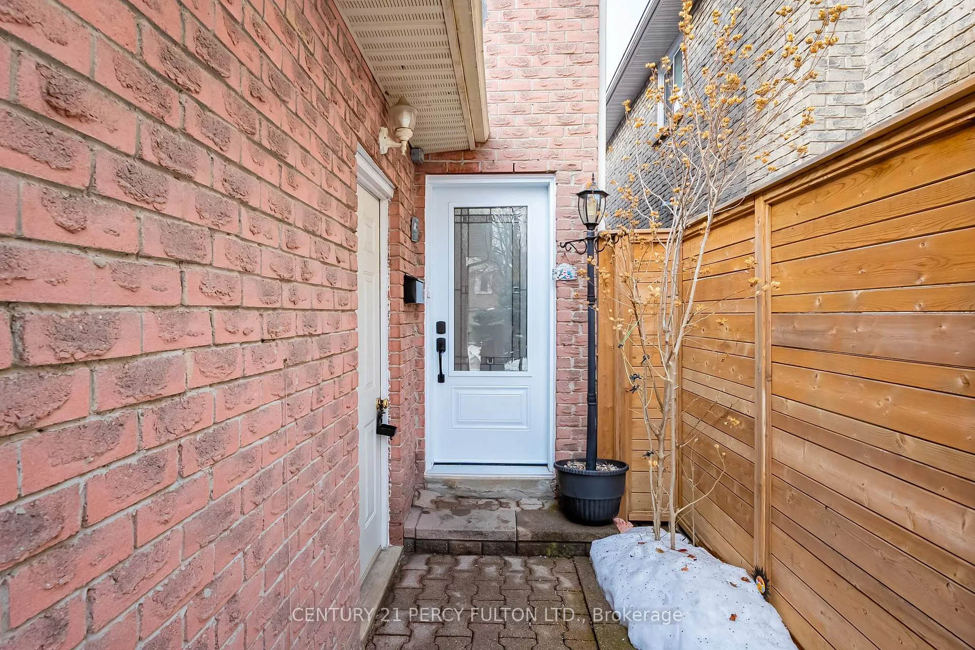 Photo 3 of 708 Abingdon Court, Pickering, West Shore — HOMEH