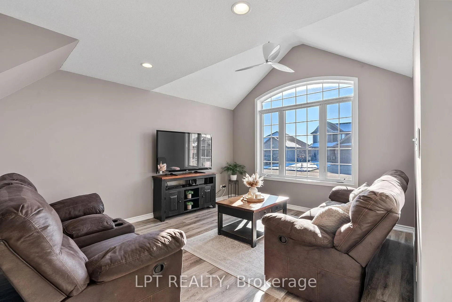 Photo 7 of 102 Joseph Street, Lucan Biddulph, Lucan — HOMEH