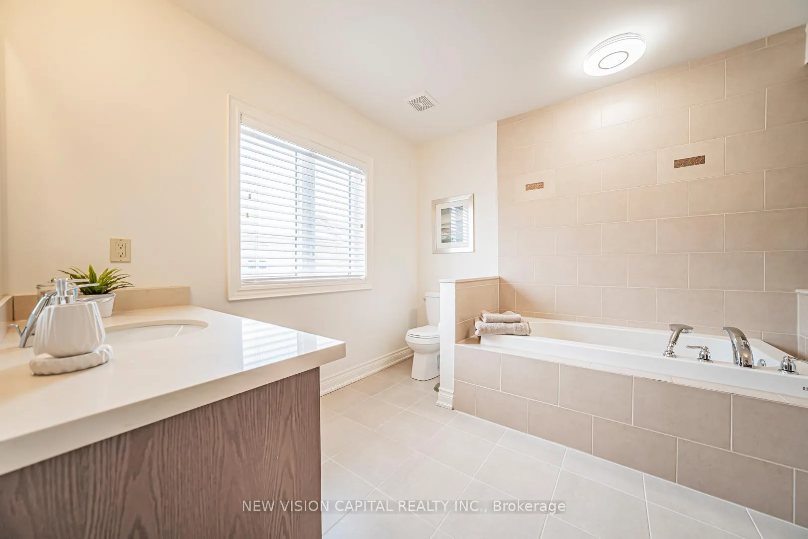 Photo 19 of 102 Hua Du Avenue, Markham, Berczy — HOMEH