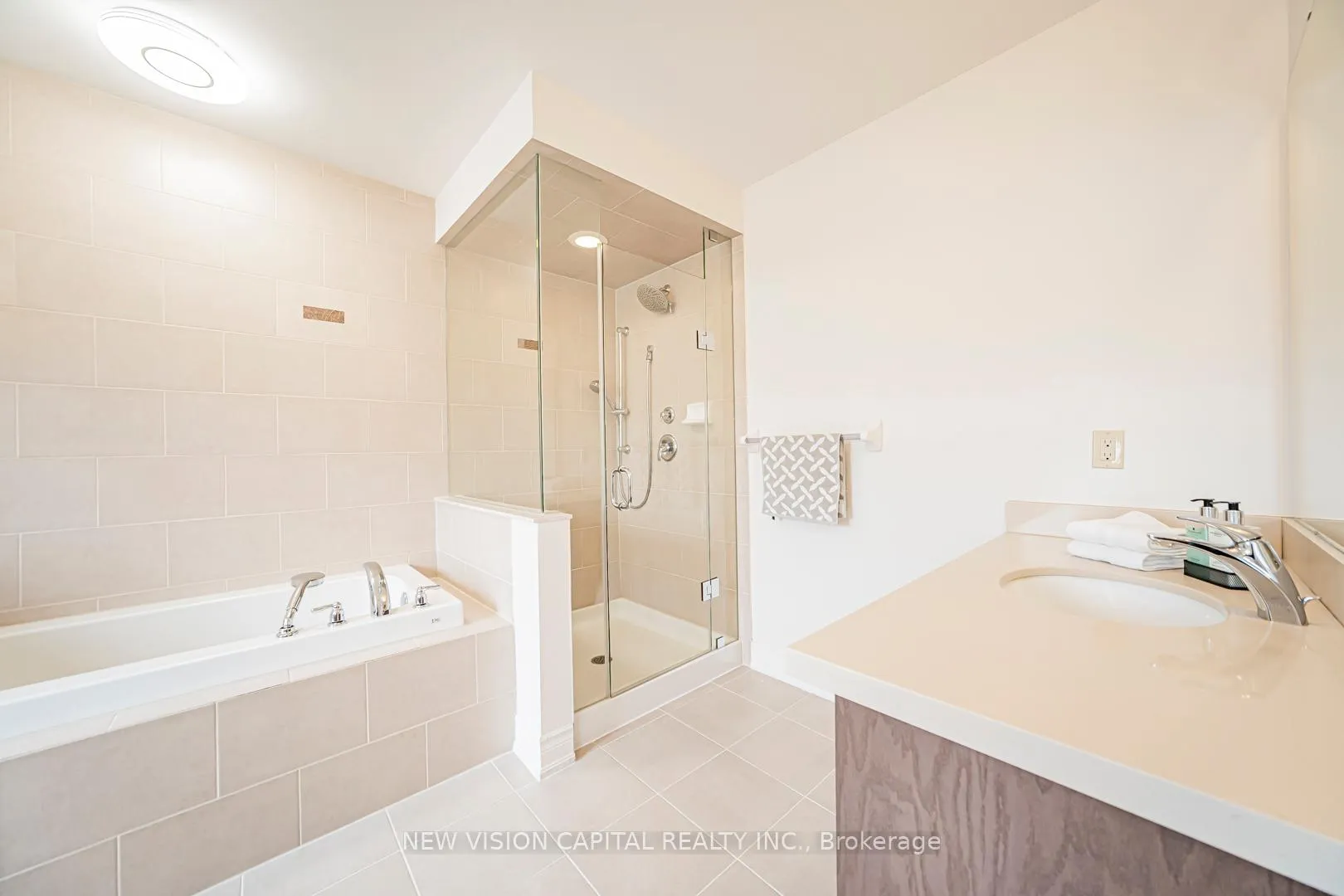 Photo 20 of 102 Hua Du Avenue, Markham, Berczy — HOMEH