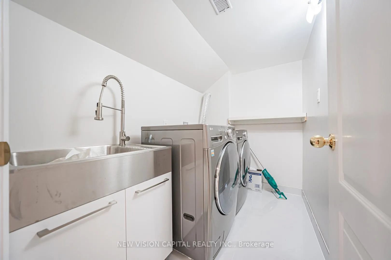Photo 36 of 102 Hua Du Avenue, Markham, Berczy — HOMEH