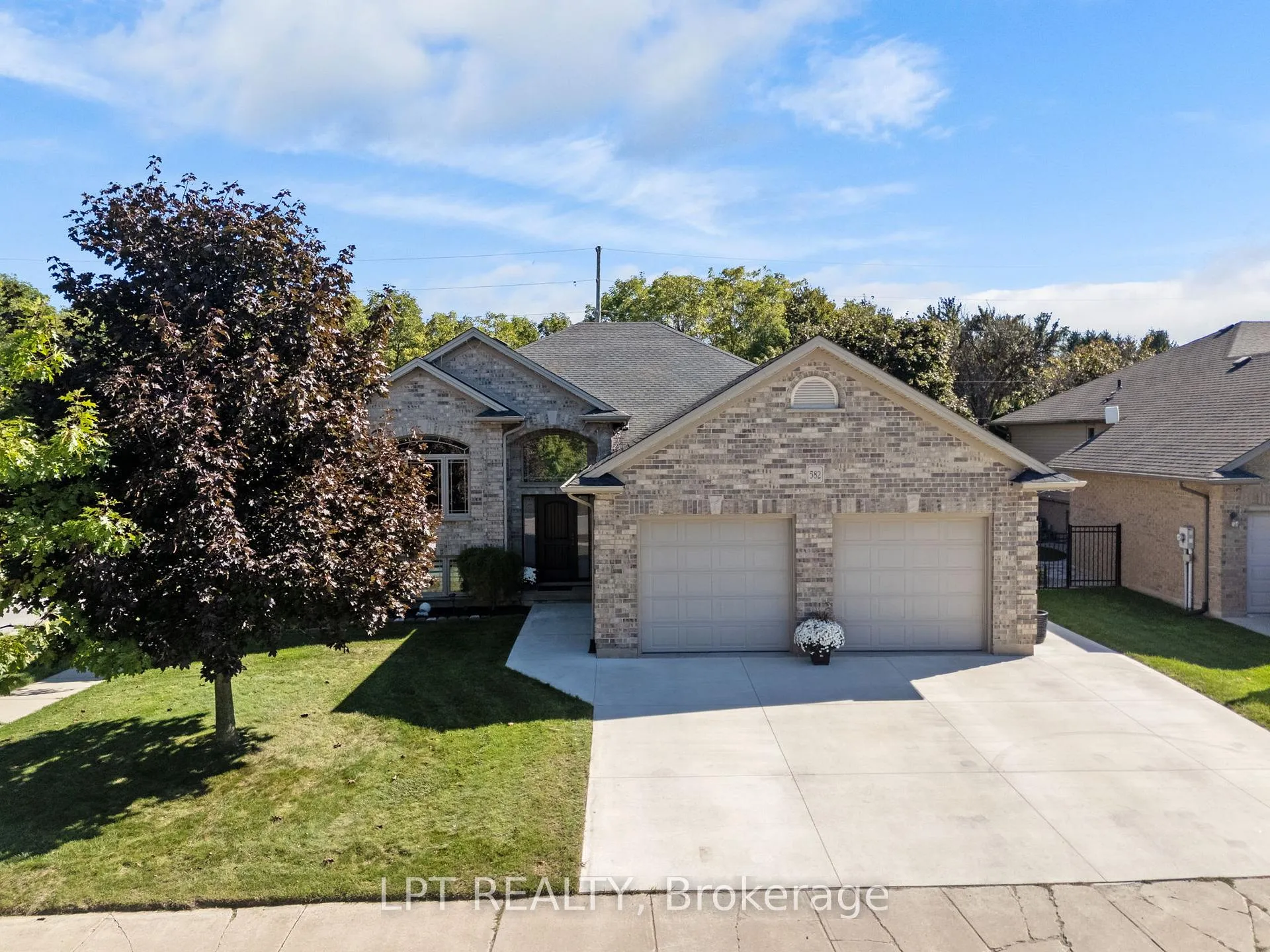 Photo 2 of 582 Harris Circle, Strathroy-Caradoc, NE — HOMEH