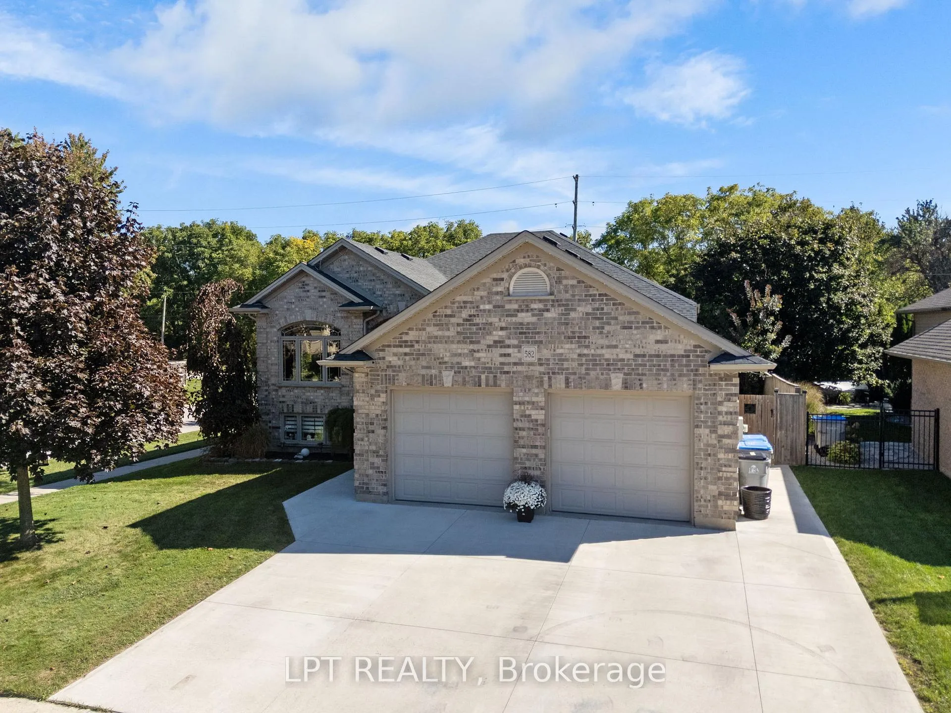 Photo 3 of 582 Harris Circle, Strathroy-Caradoc, NE — HOMEH