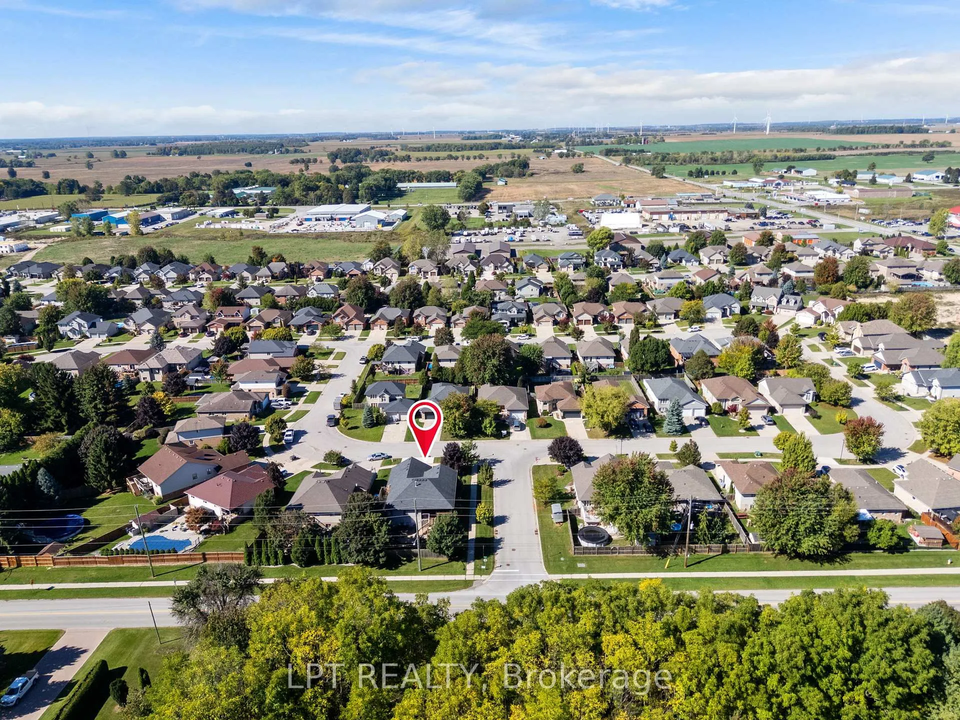 Photo 4 of 582 Harris Circle, Strathroy-Caradoc, NE — HOMEH