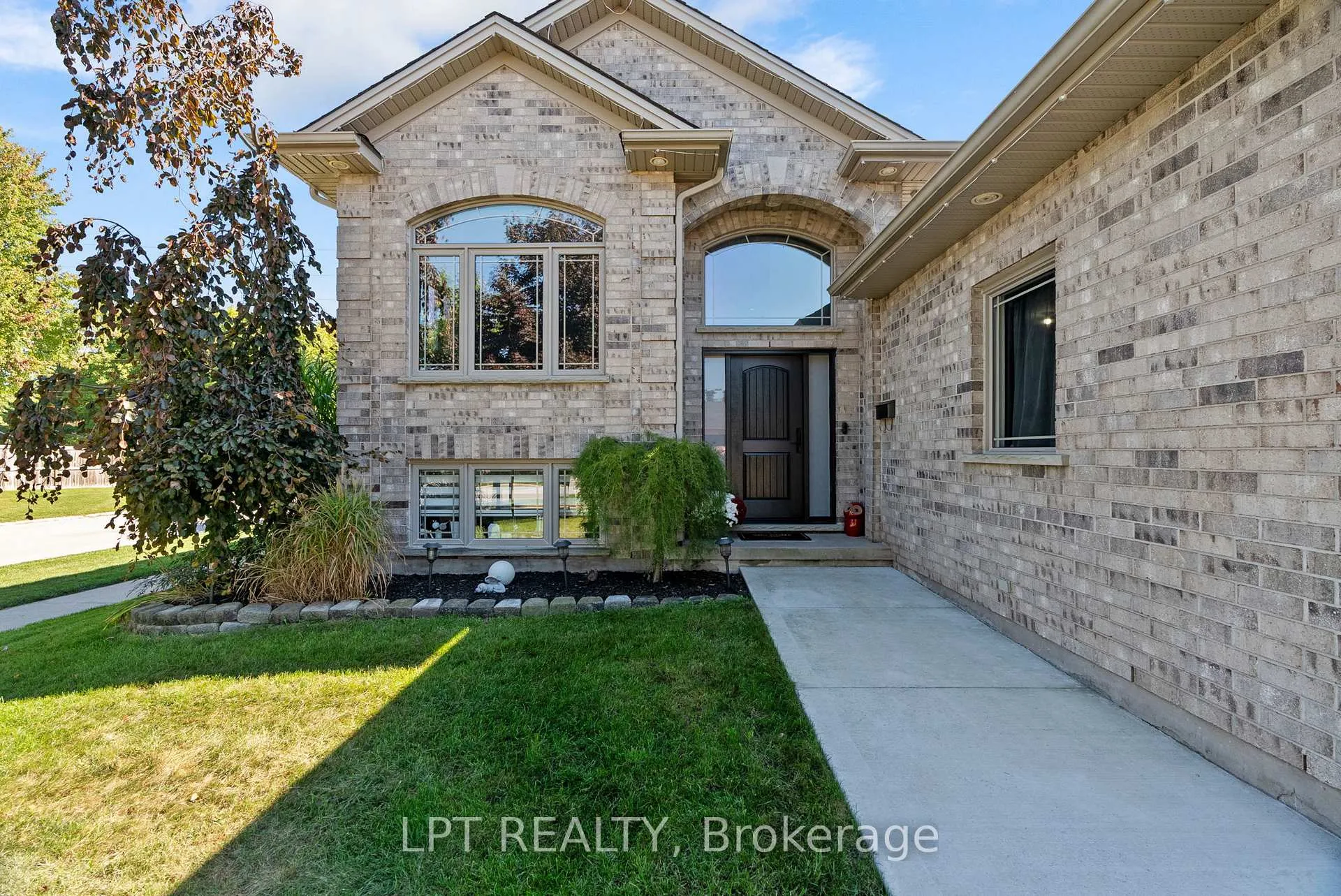 Photo 5 of 582 Harris Circle, Strathroy-Caradoc, NE — HOMEH
