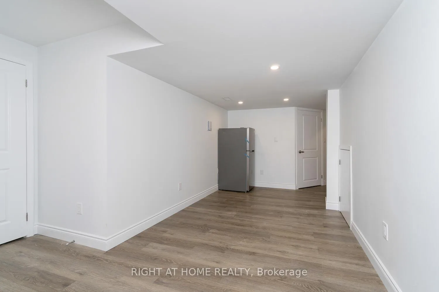 Photo 15 of 19 Robarts (Lower Level) Drive, Milton, Dempsey — HOMEH