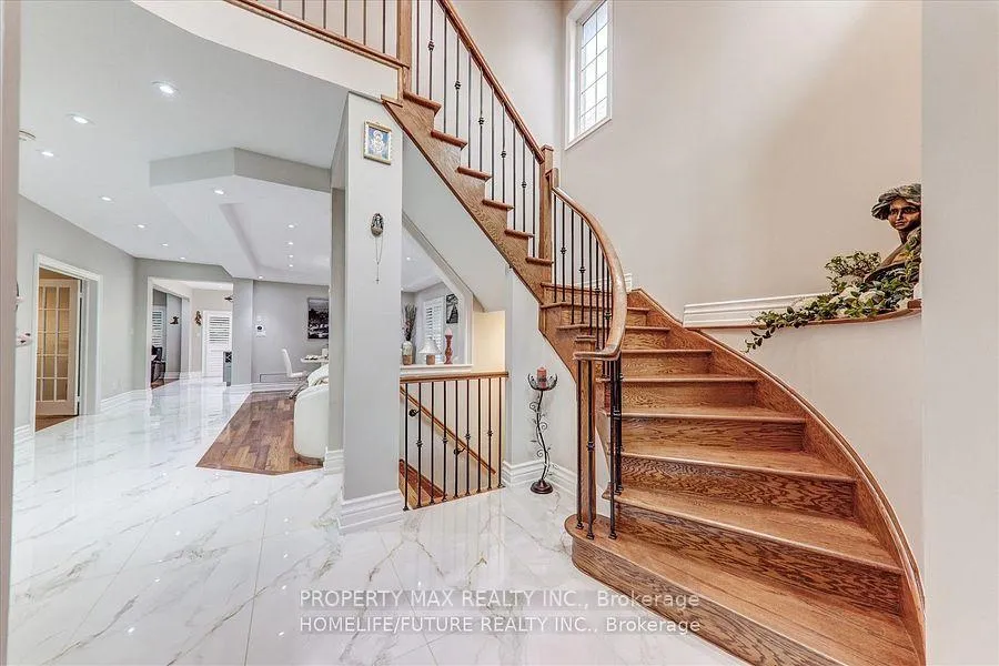 Photo 2 of 28 Billancourt Crescent, Brampton, Vales of Castlemore North — HOMEH