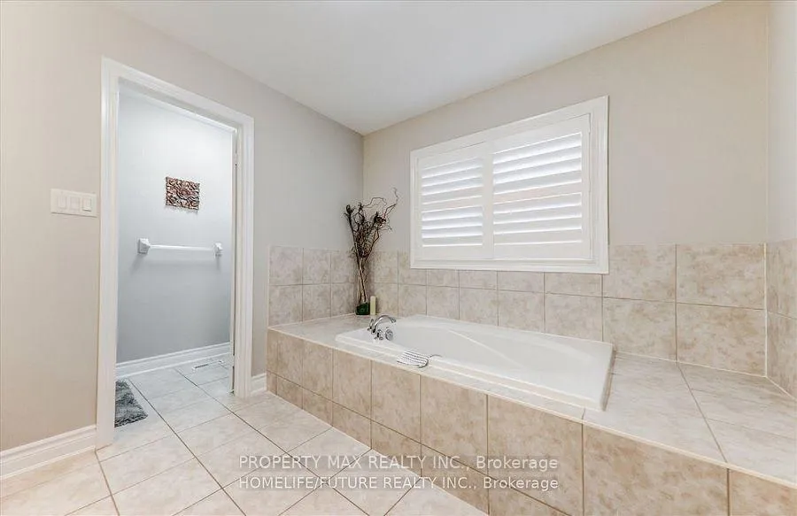 Photo 12 of 28 Billancourt Crescent, Brampton, Vales of Castlemore North — HOMEH