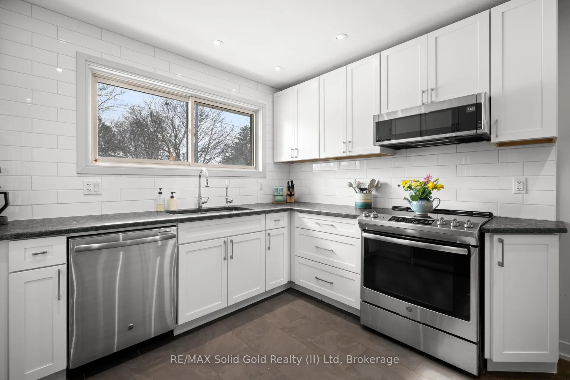 Photo 10 of 60 Kenwood Drive, Waterloo — HOMEH
