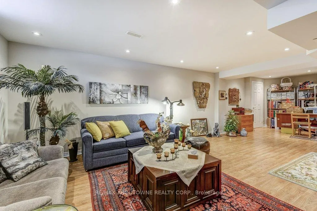 Photo 26 of Unit 27, 17 Orchard Park Gate, Brampton, Sandringham-Wellington — HOMEH