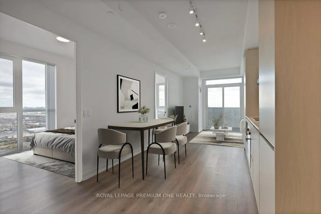 Photo 8 of Unit 4010, 28 Interchange Way, Vaughan, Vaughan Corporate Centre — HOMEH