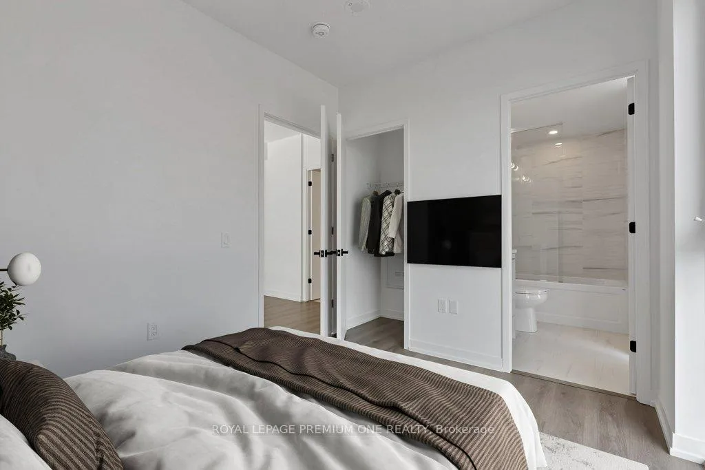 Photo 11 of Unit 4010, 28 Interchange Way, Vaughan, Vaughan Corporate Centre — HOMEH