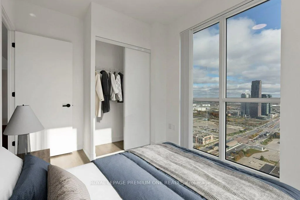 Photo 14 of Unit 4010, 28 Interchange Way, Vaughan, Vaughan Corporate Centre — HOMEH