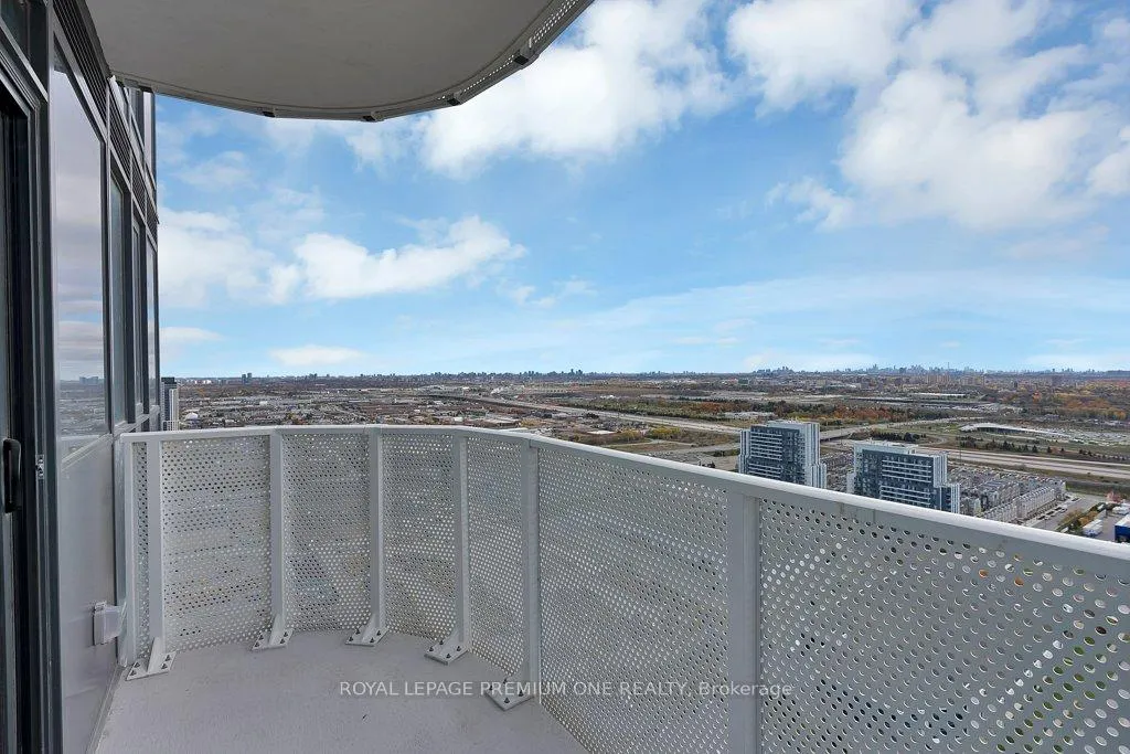 Photo 17 of Unit 4010, 28 Interchange Way, Vaughan, Vaughan Corporate Centre — HOMEH