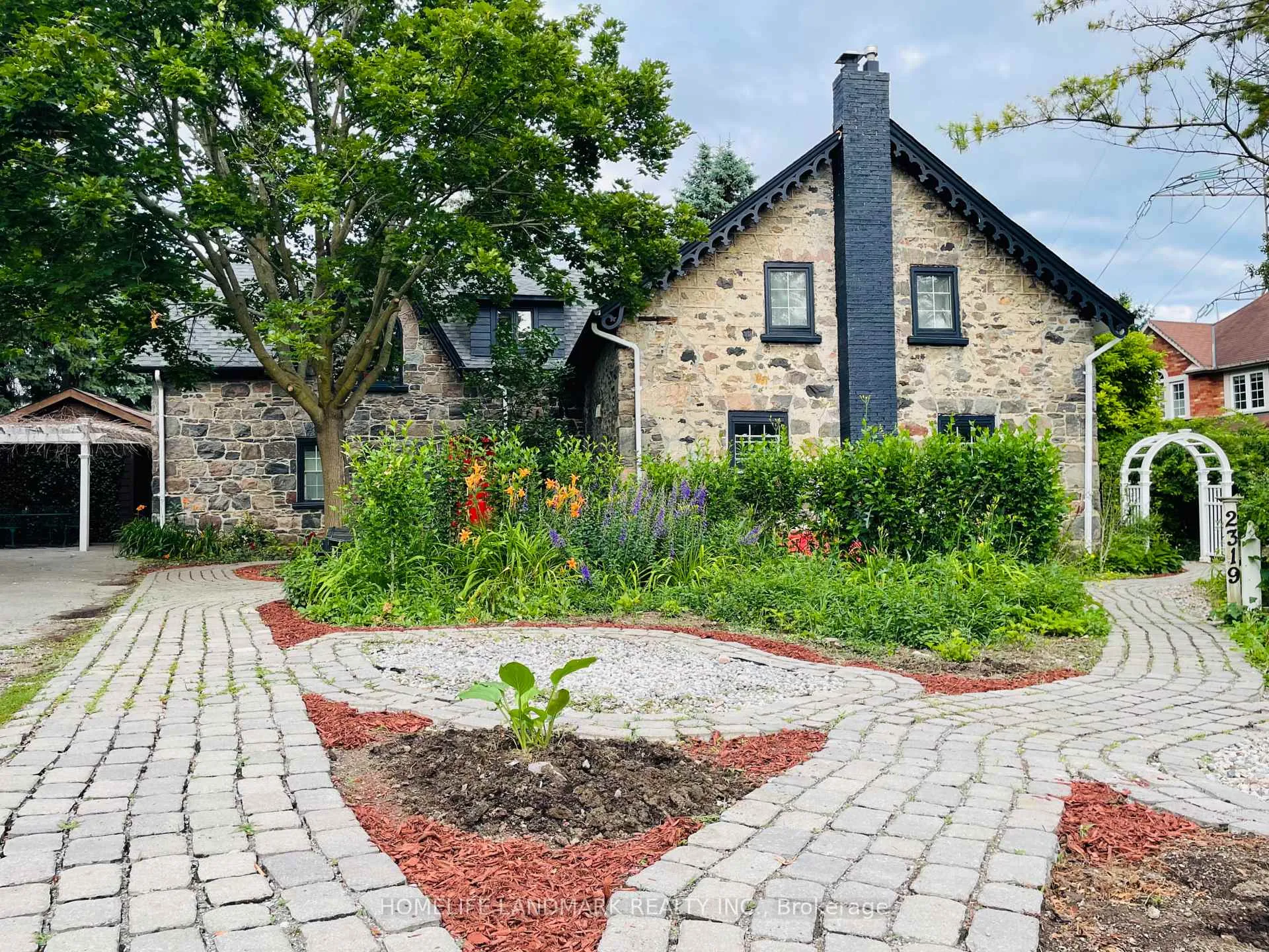 Front of 2319 Wildwood Crescent