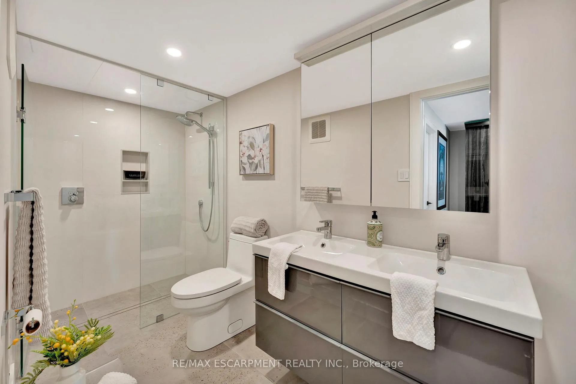 Photo 33 of Unit 3, 2136 Old Lakeshore Road, Burlington, Brant — HOMEH
