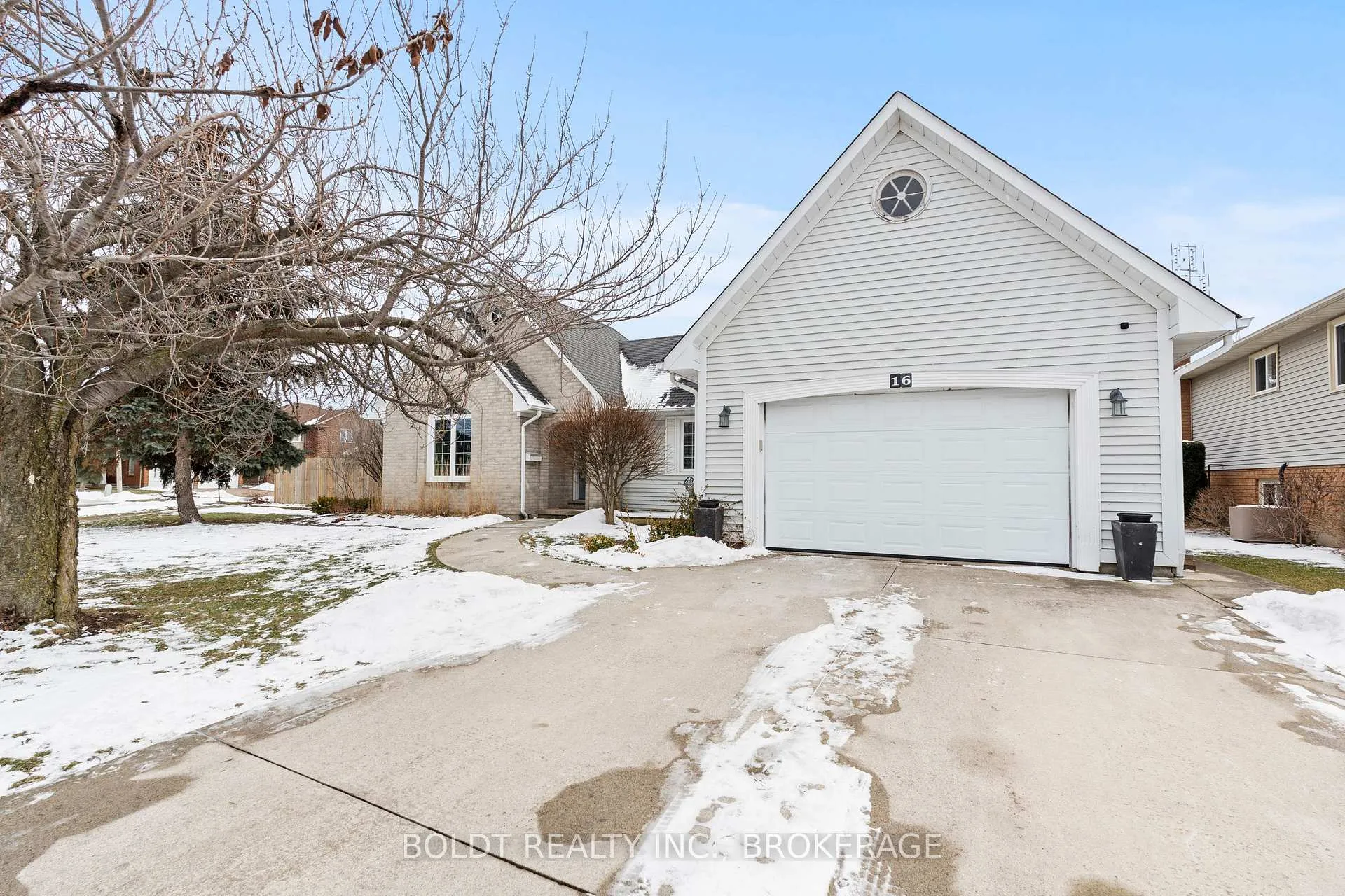 Photo 2 of 16 Stoney Brook Crescent, St. Catharines, Grapeview — HOMEH