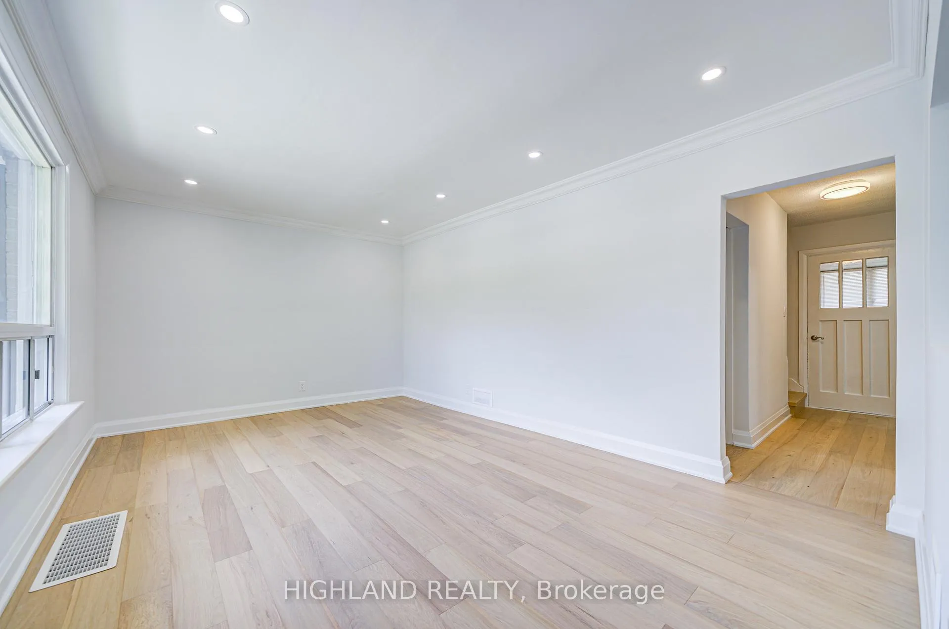 Photo 3 of 38 Esmond Crescent, Etobicoke, Elms-Old Rexdale — HOMEH