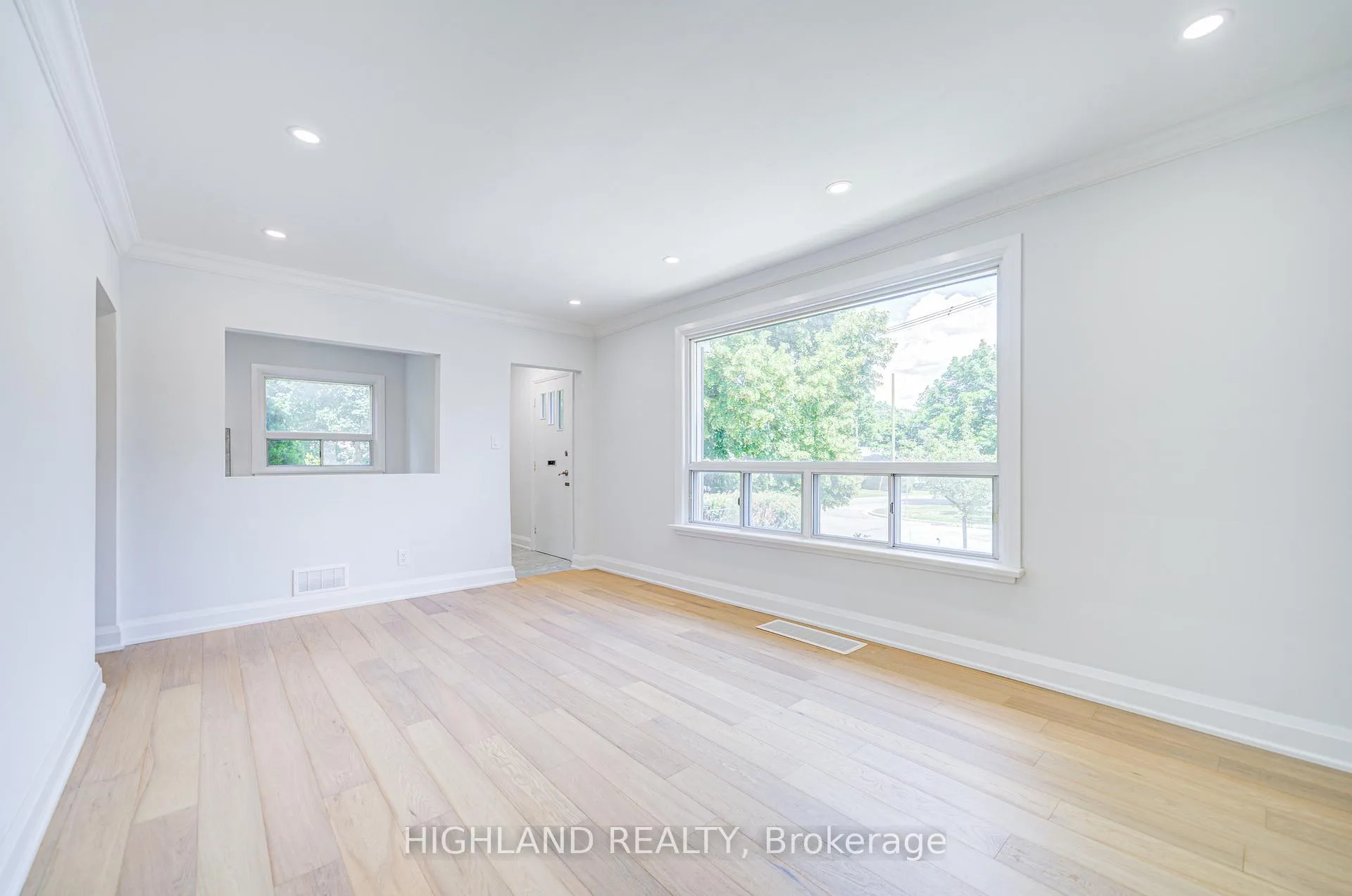 Photo 5 of 38 Esmond Crescent, Etobicoke, Elms-Old Rexdale — HOMEH