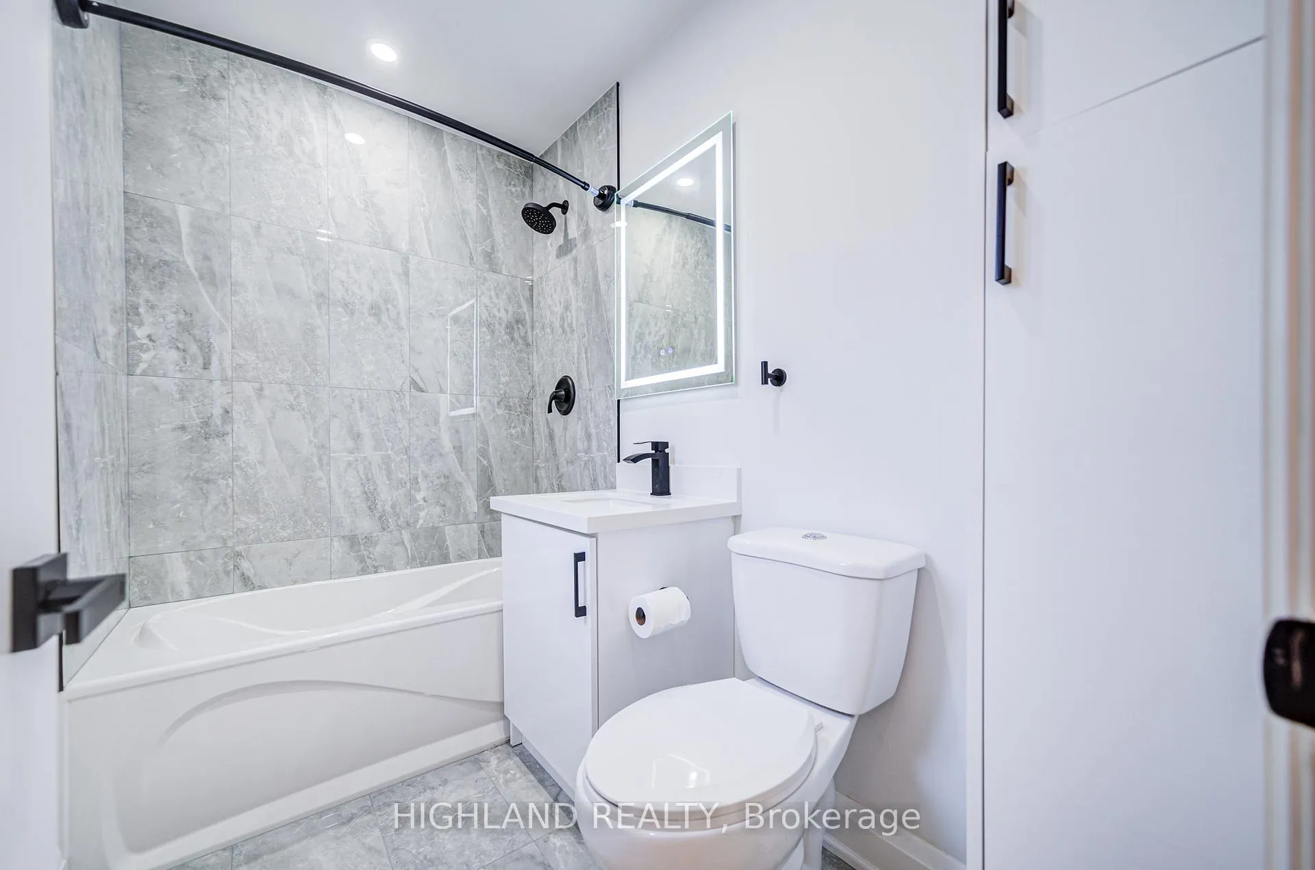 Photo 18 of 38 Esmond Crescent, Etobicoke, Elms-Old Rexdale — HOMEH