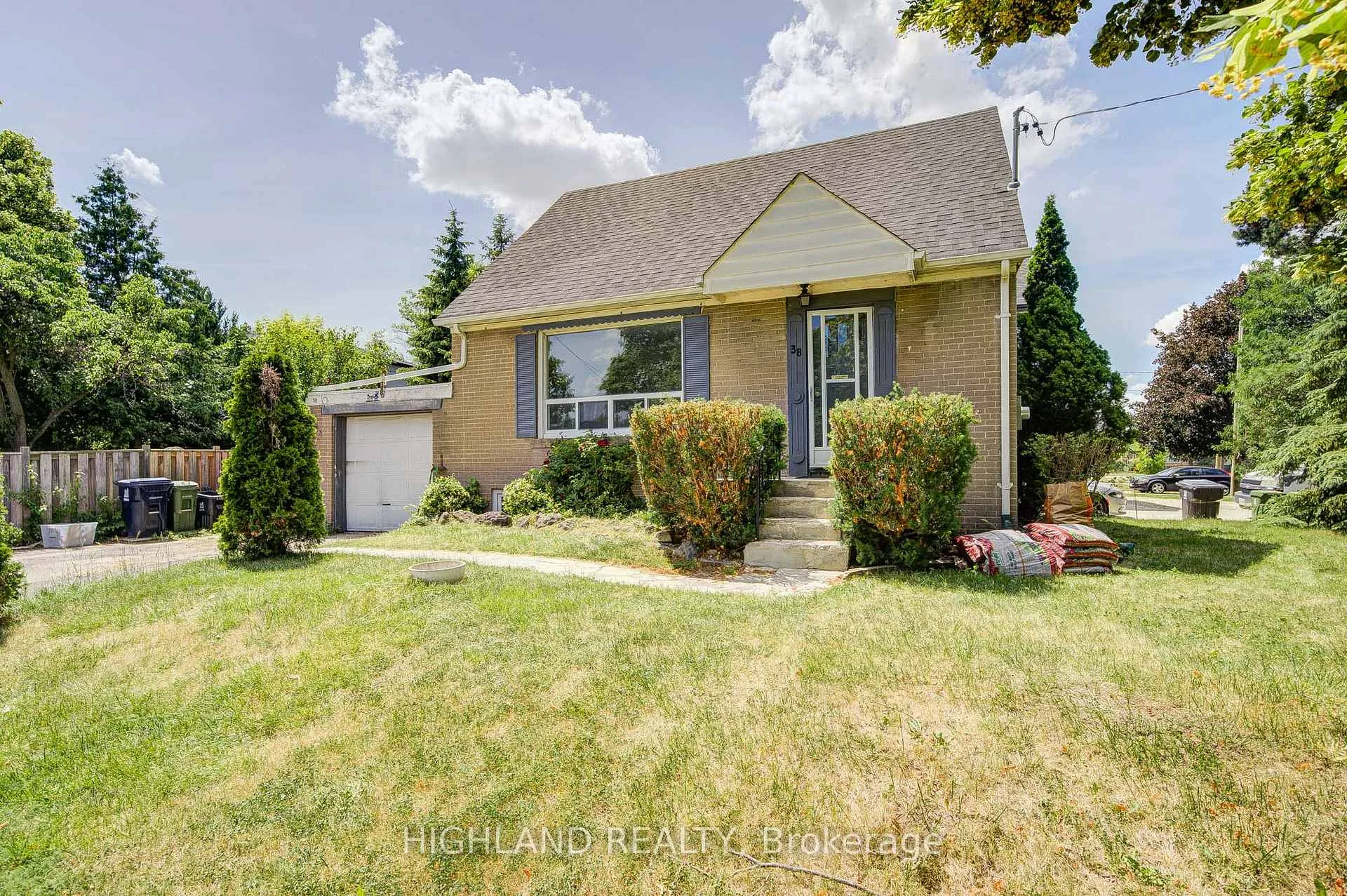 Photo 26 of 38 Esmond Crescent, Etobicoke, Elms-Old Rexdale — HOMEH