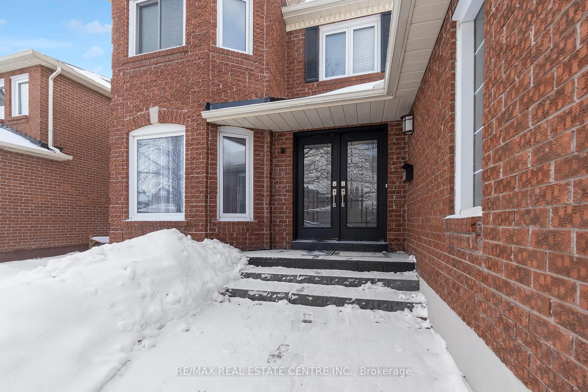 Photo 4 of 38 Sapphire Crescent, Brampton, Heart Lake West — HOMEH
