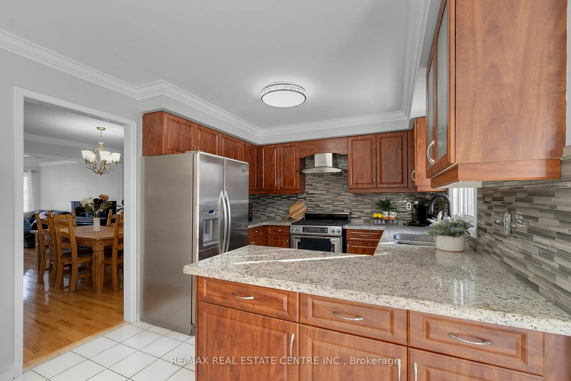Photo 12 of 38 Sapphire Crescent, Brampton, Heart Lake West — HOMEH