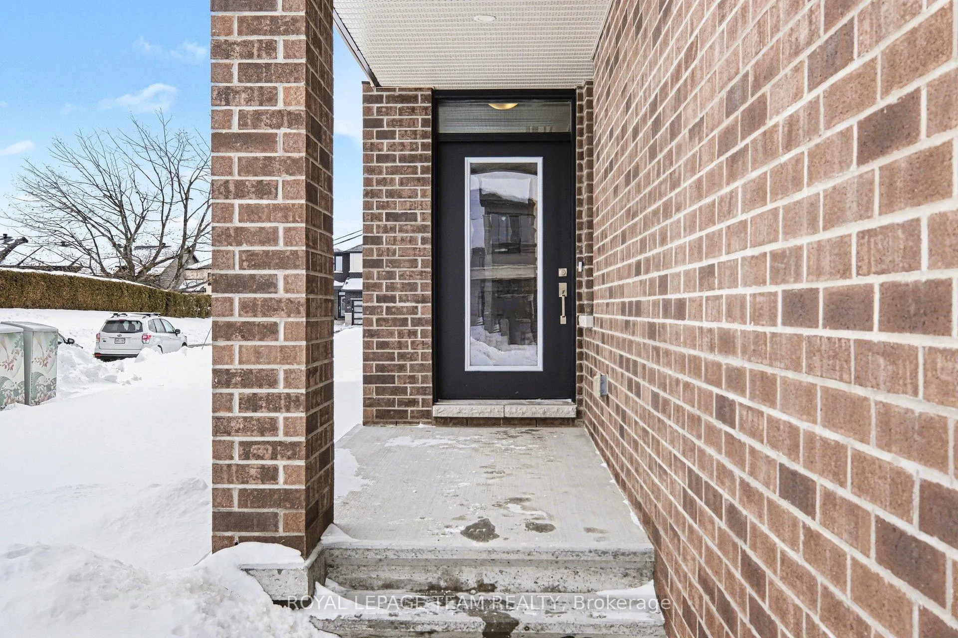 Photo 3 of 329 Whitham Crescent, Augusta, Augusta Twp — HOMEH