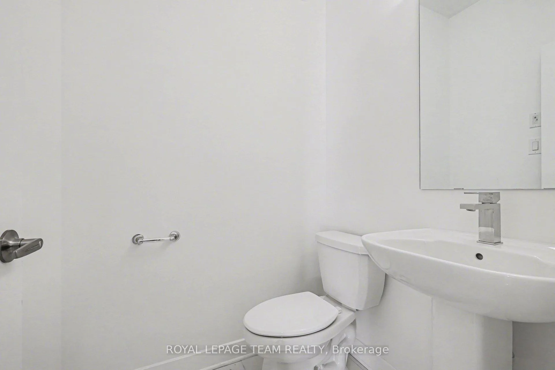 Photo 13 of 329 Whitham Crescent, Augusta, Augusta Twp — HOMEH