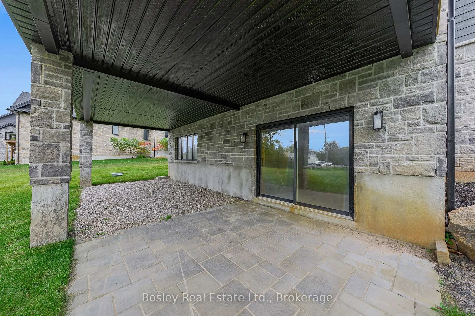 Photo 38 of 47 Whitcombe Way, Puslinch, Morriston — HOMEH