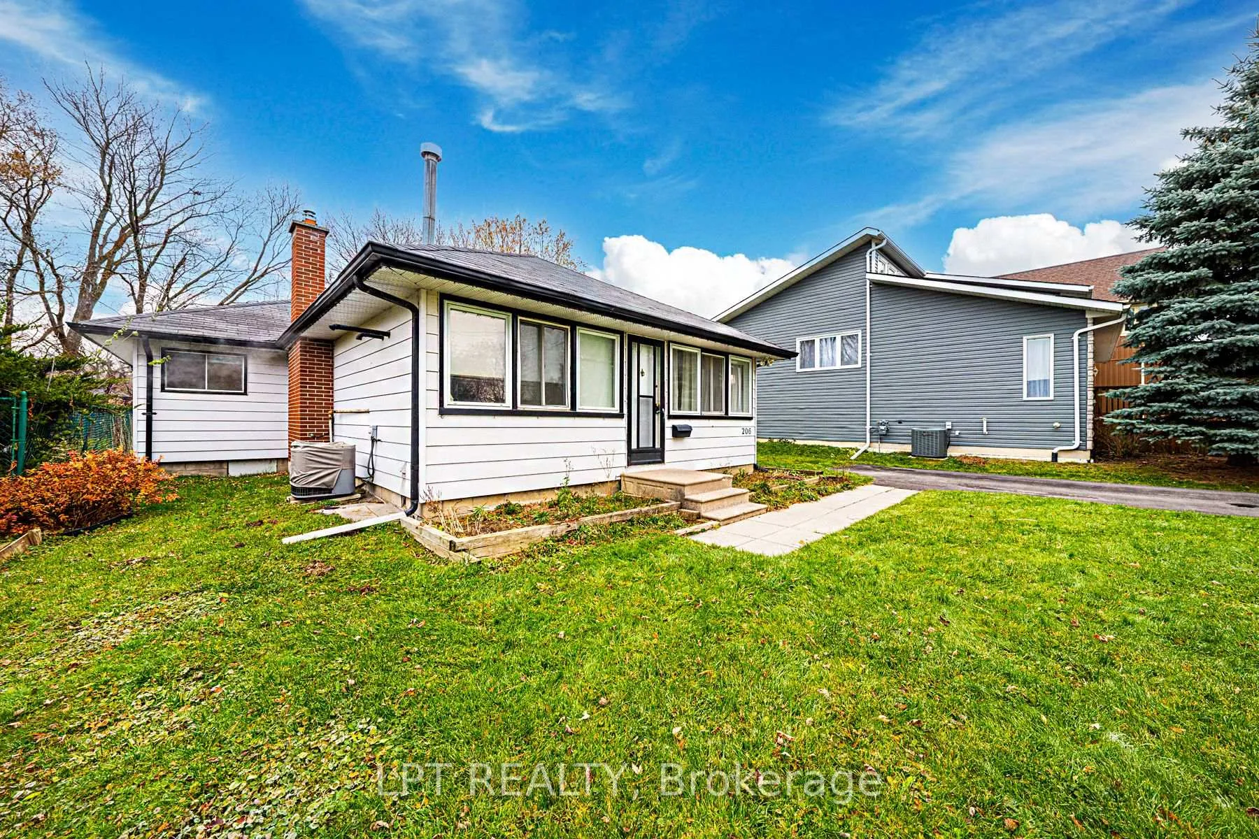 Photo 2 of 206 Bayview Avenue, Georgina, Keswick South — HOMEH