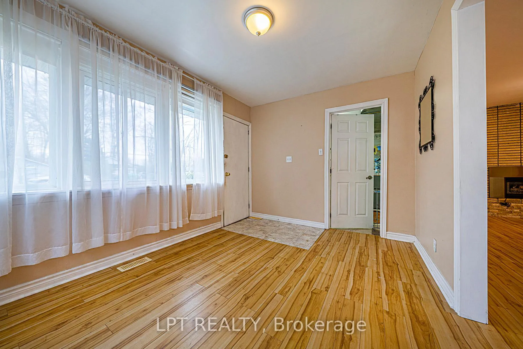 Photo 4 of 206 Bayview Avenue, Georgina, Keswick South — HOMEH