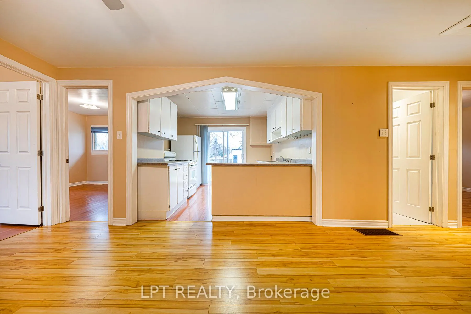 Photo 10 of 206 Bayview Avenue, Georgina, Keswick South — HOMEH