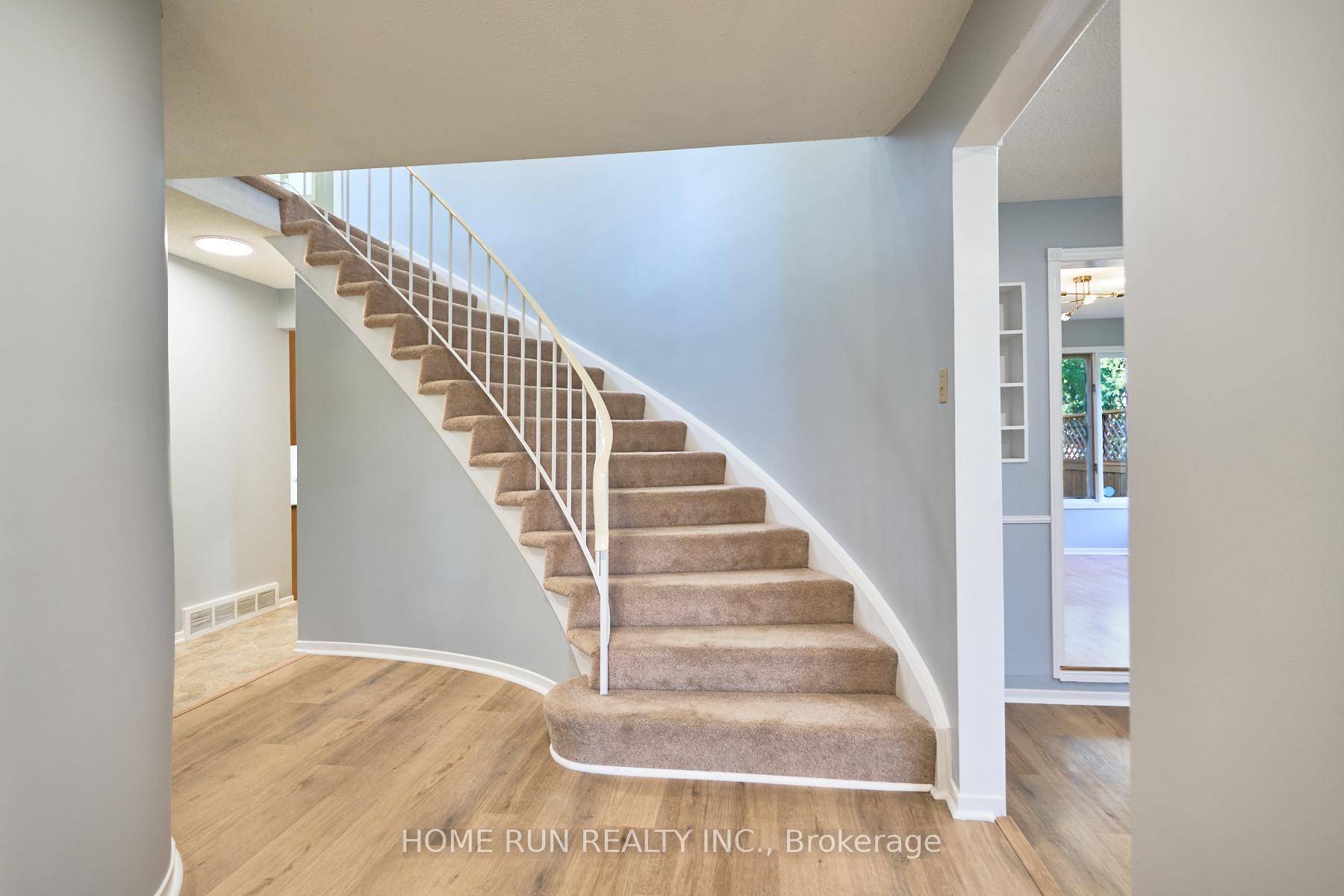 Photo 4 of 20 Thiessen Crescent, Ottawa, Kanata - Katimavik — HOMEH