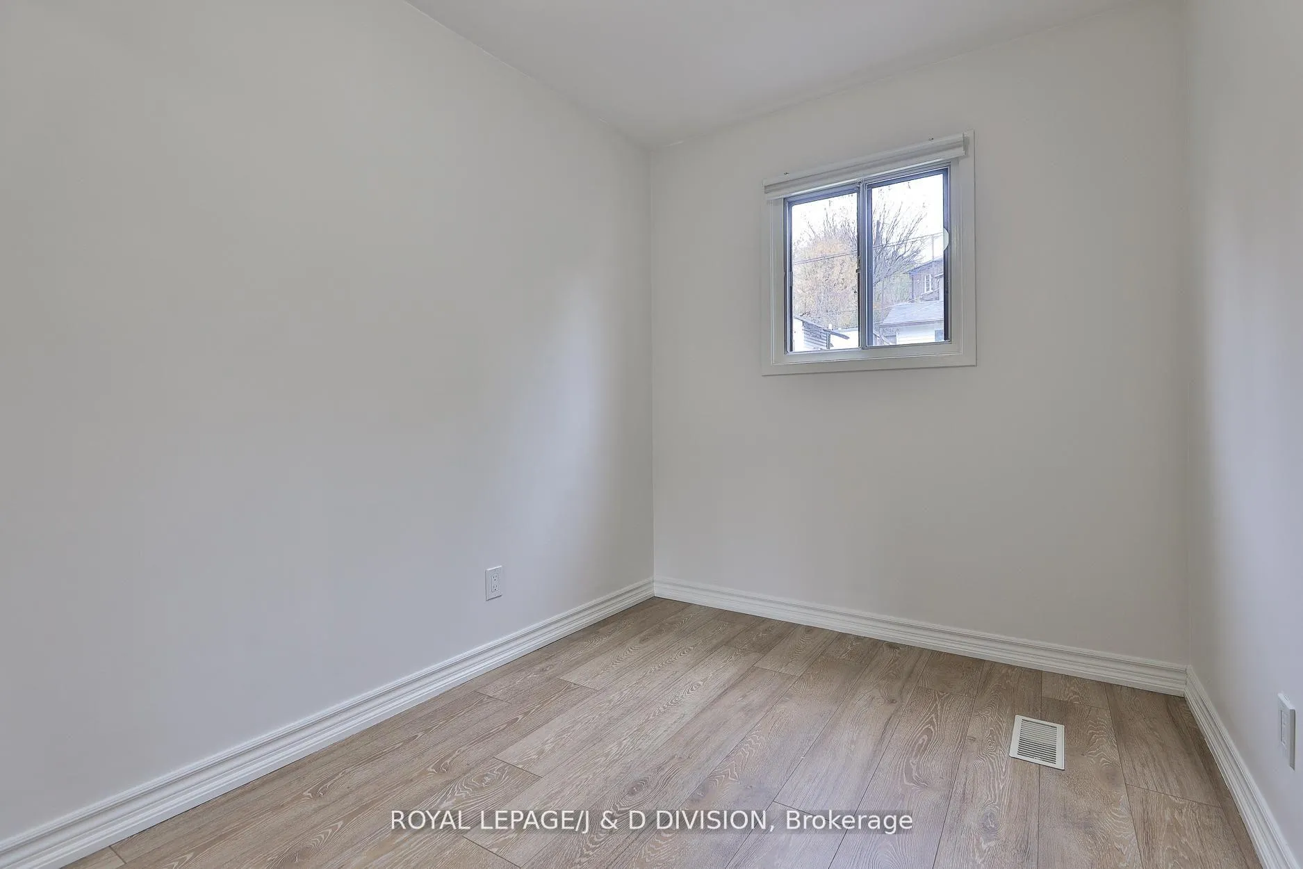 Photo 12 of 22 Holmesdale Road, Toronto, Caledonia-Fairbank — HOMEH