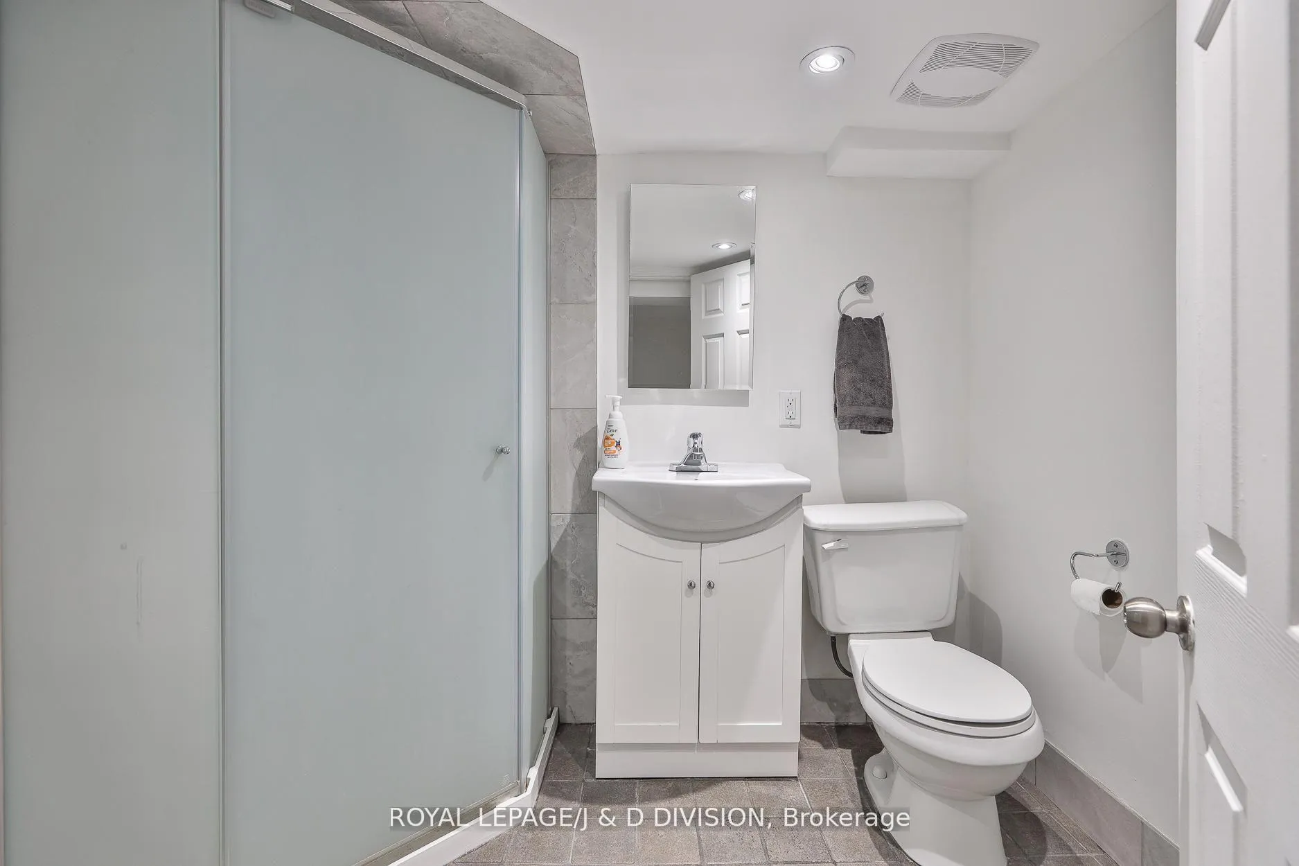 Photo 23 of 22 Holmesdale Road, Toronto, Caledonia-Fairbank — HOMEH