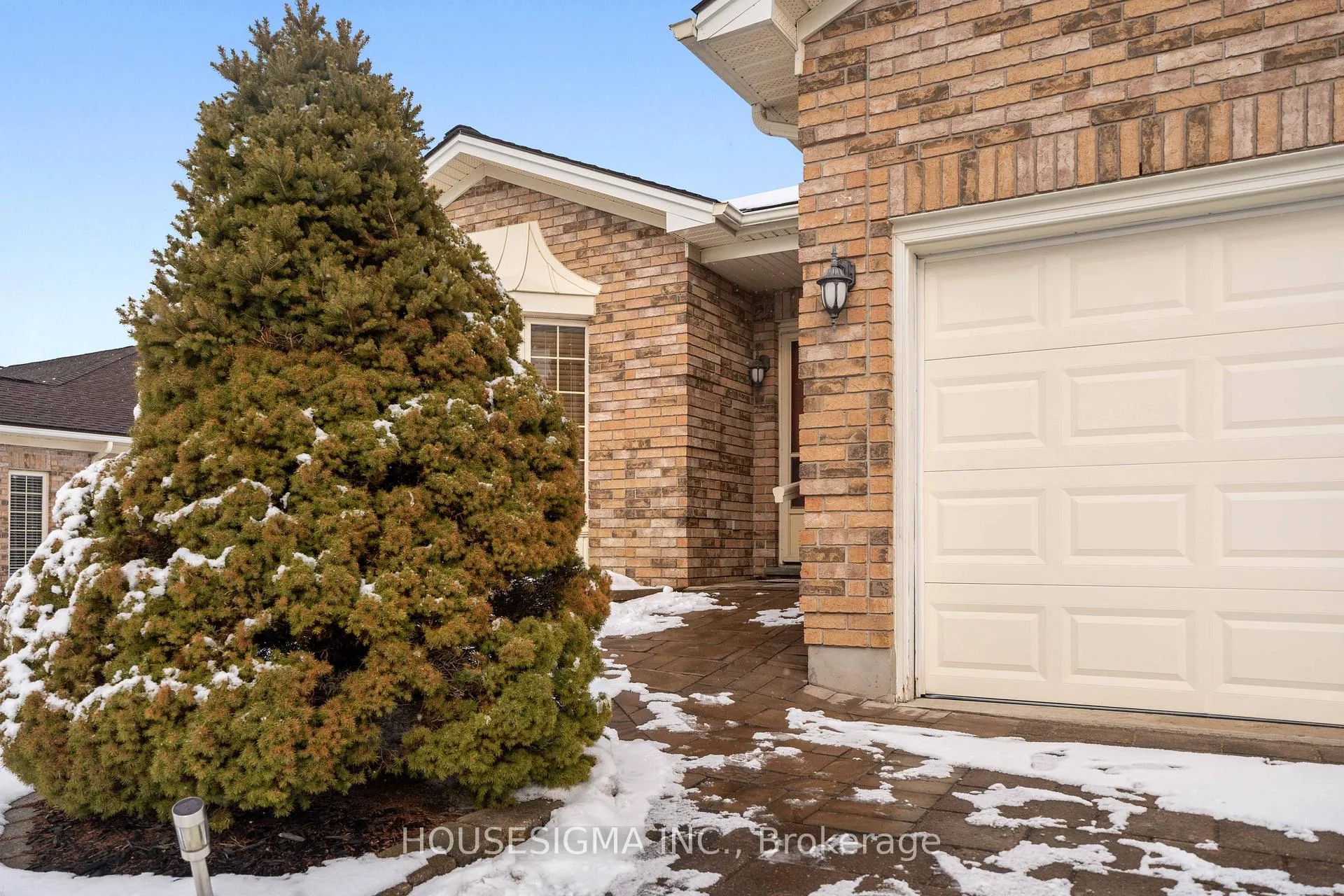 Photo 2 of 92 Carleton Court, Thames Centre, Dorchester — HOMEH