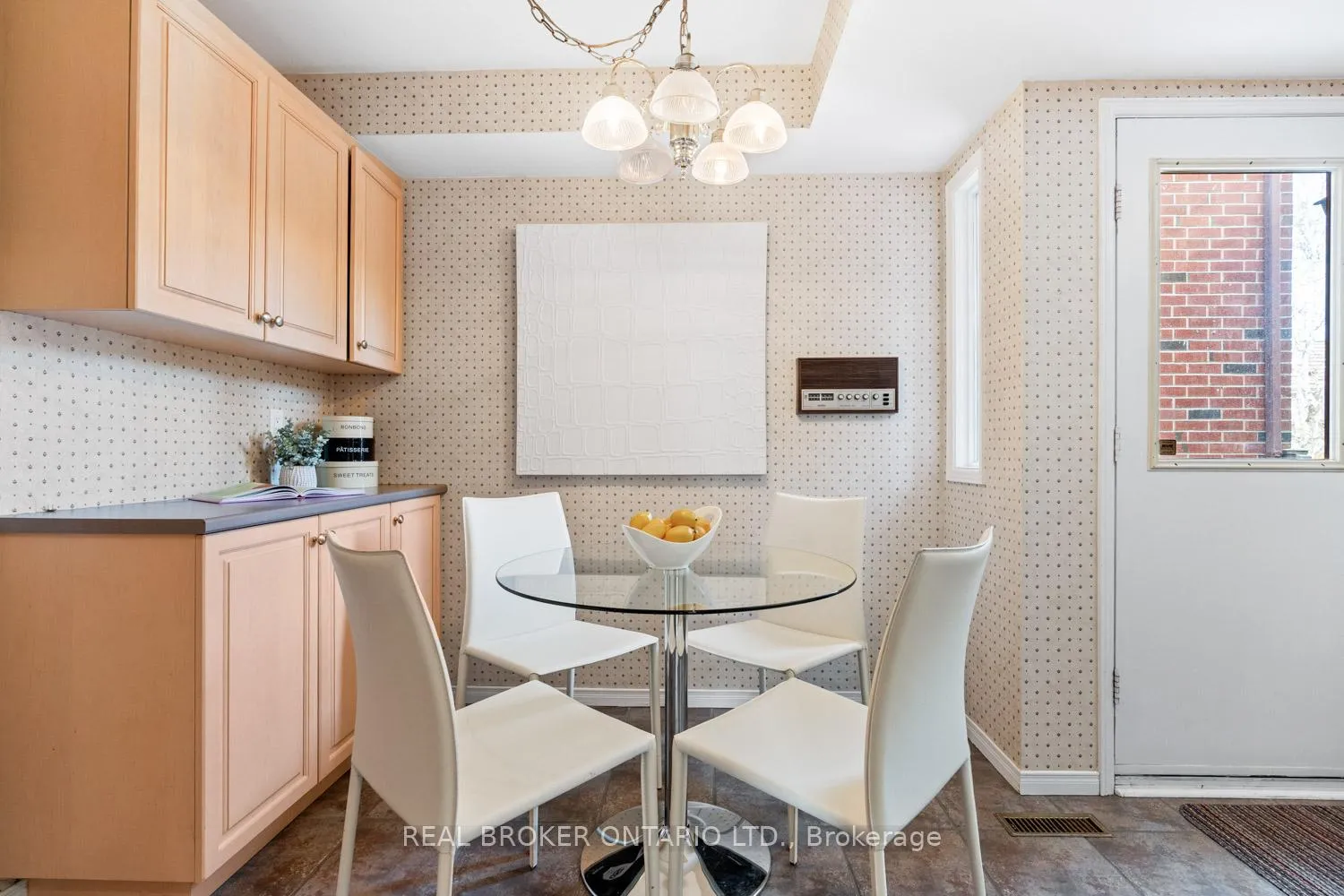 Photo 7 of 1501 Silver Spruce Drive, Pickering, Liverpool — HOMEH