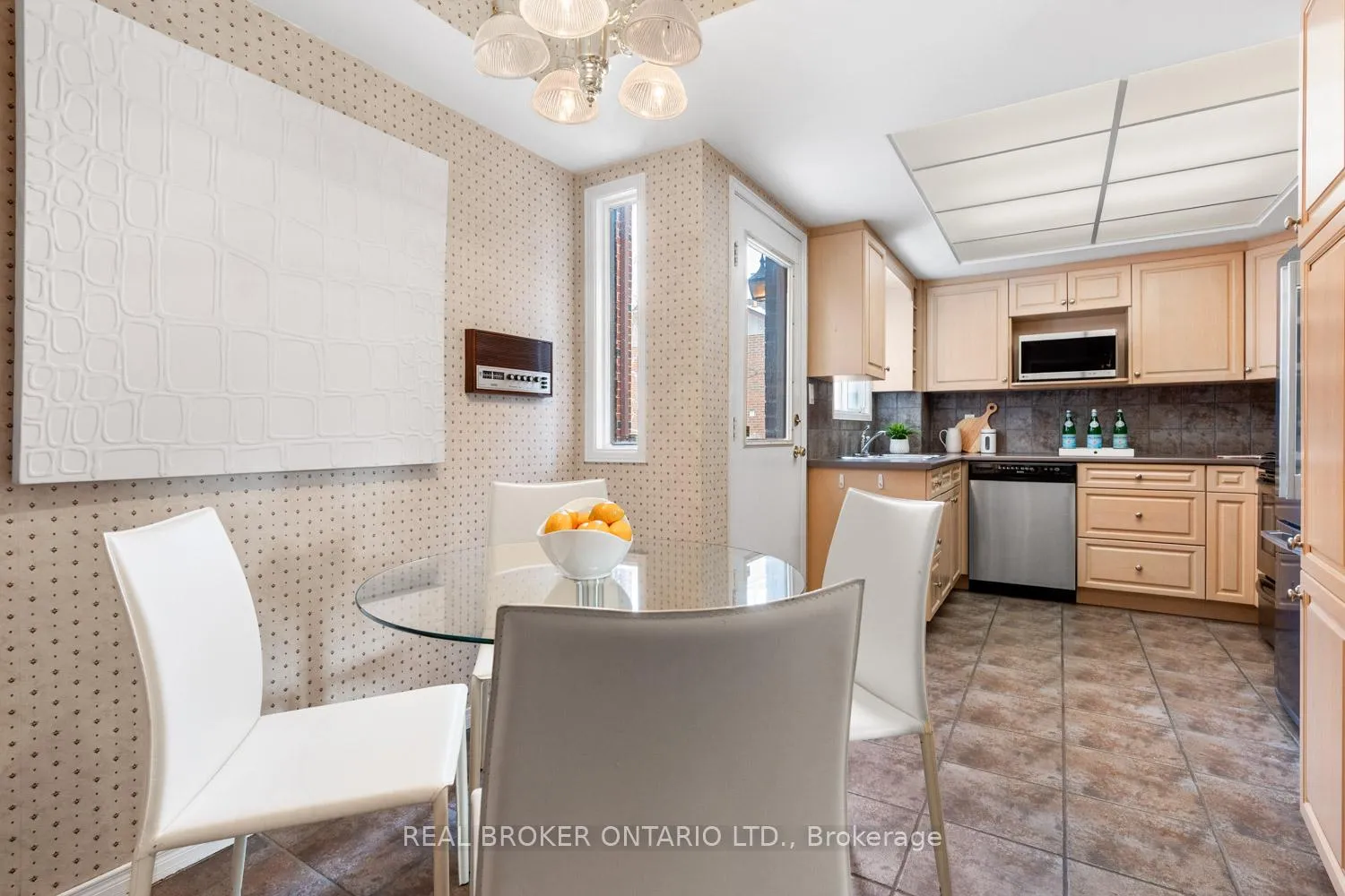 Photo 8 of 1501 Silver Spruce Drive, Pickering, Liverpool — HOMEH