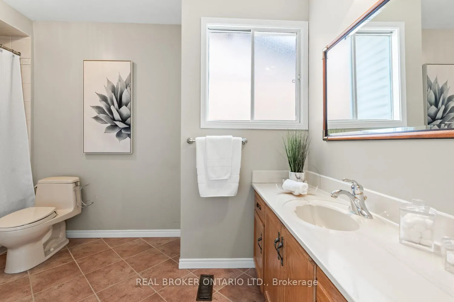 Photo 23 of 1501 Silver Spruce Drive, Pickering, Liverpool — HOMEH