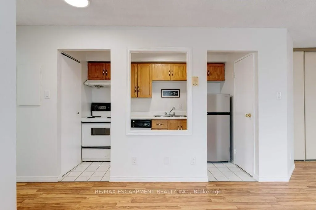 Photo 10 of Unit 207, 175 Hunter Street E, Hamilton, Corktown — HOMEH