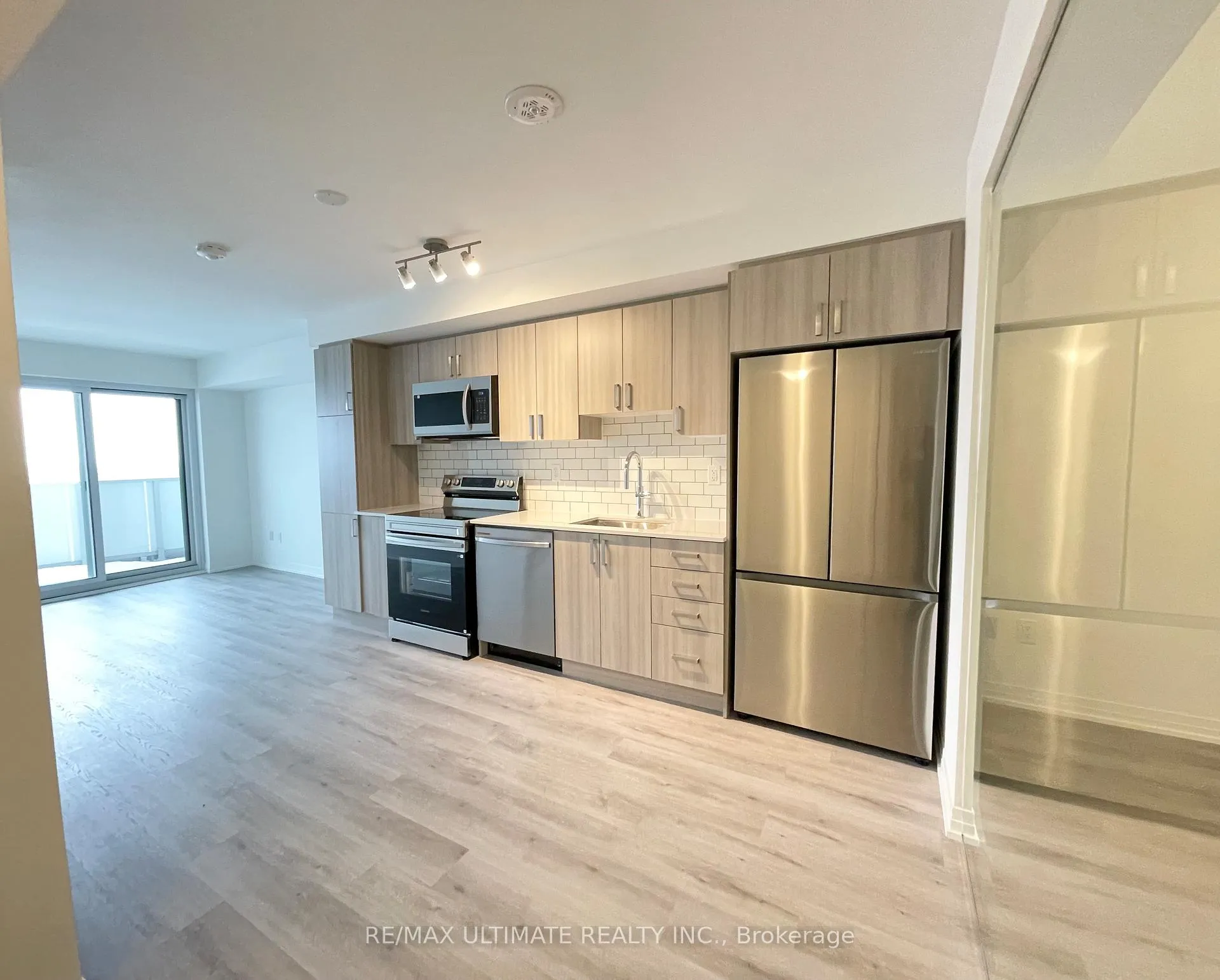 Photo 7 of Unit 606, 1010 Sandy Beach Road, Pickering, Bay Ridges — HOMEH