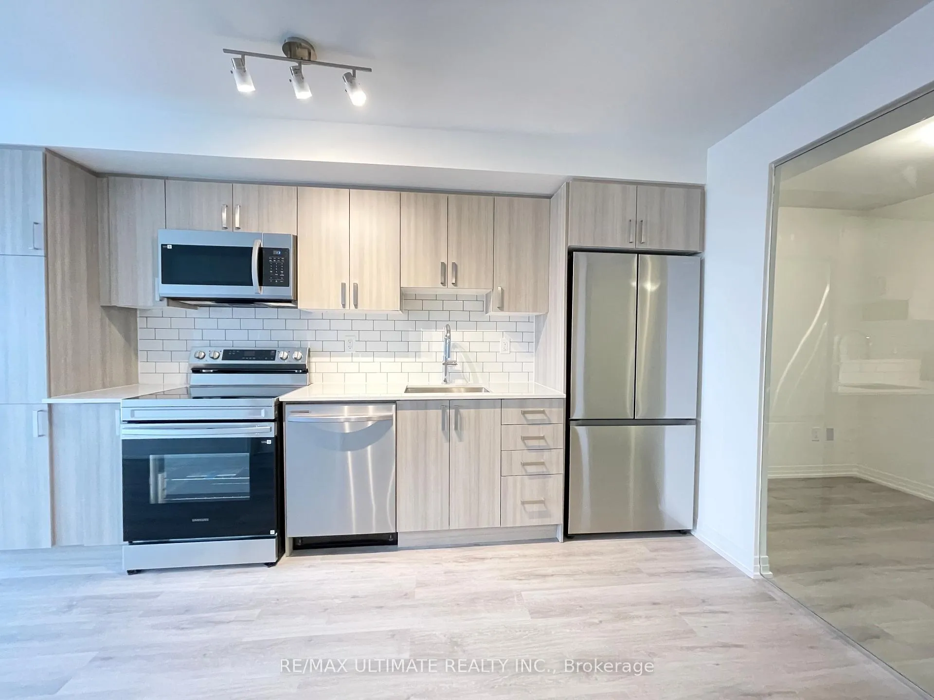 Photo 8 of Unit 606, 1010 Sandy Beach Road, Pickering, Bay Ridges — HOMEH