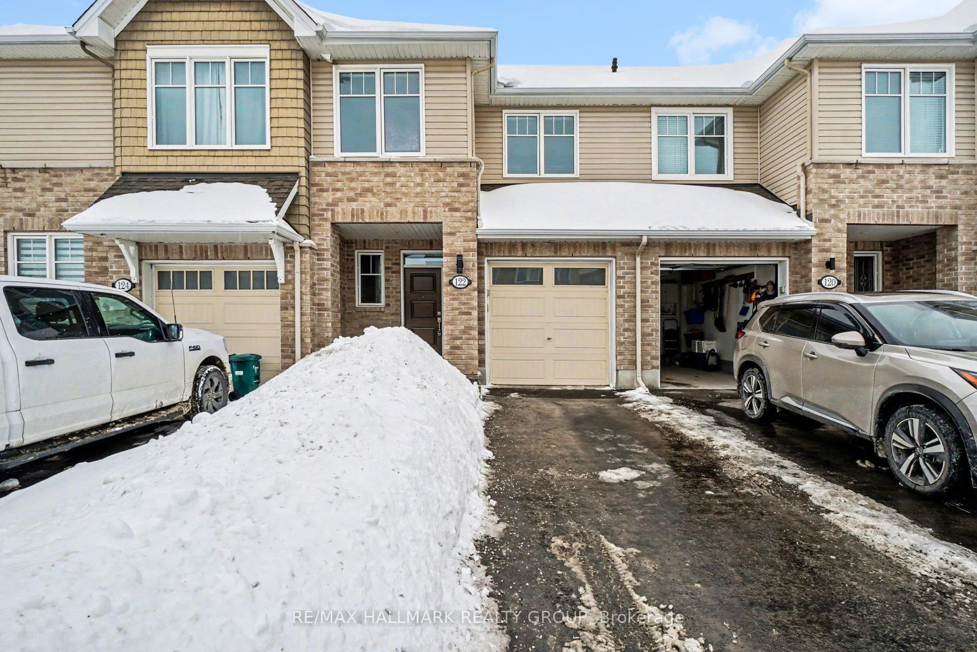 Front of 122 Minoterie Ridge