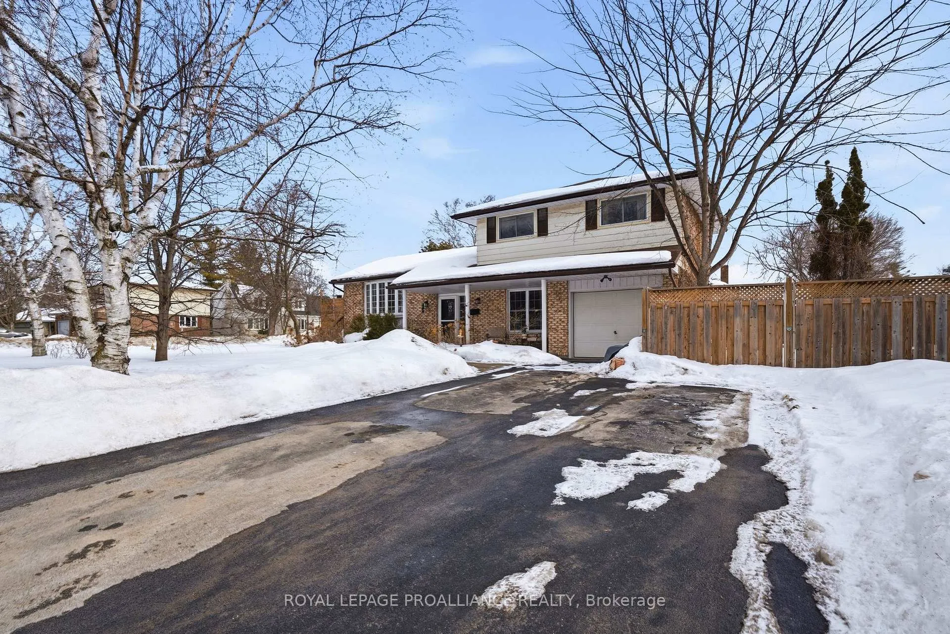 Photo 1 of 23 Diamond Crescent, Belleville, Belleville Ward — HOMEH