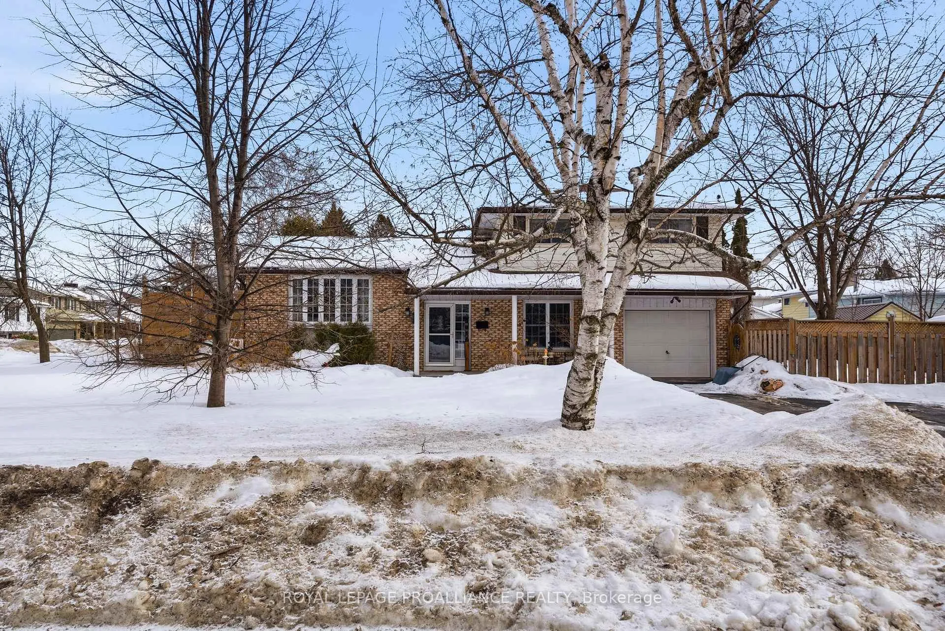 Photo 2 of 23 Diamond Crescent, Belleville, Belleville Ward — HOMEH