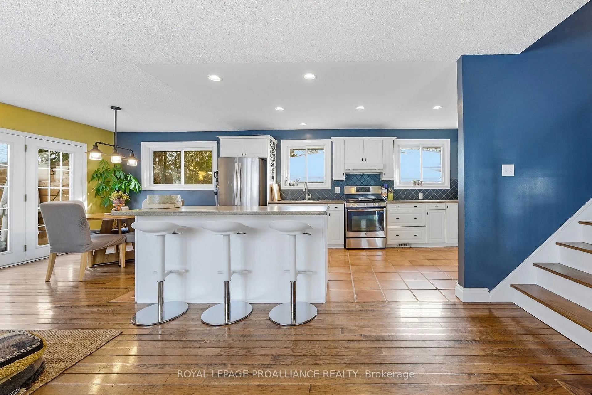 Photo 11 of 23 Diamond Crescent, Belleville, Belleville Ward — HOMEH