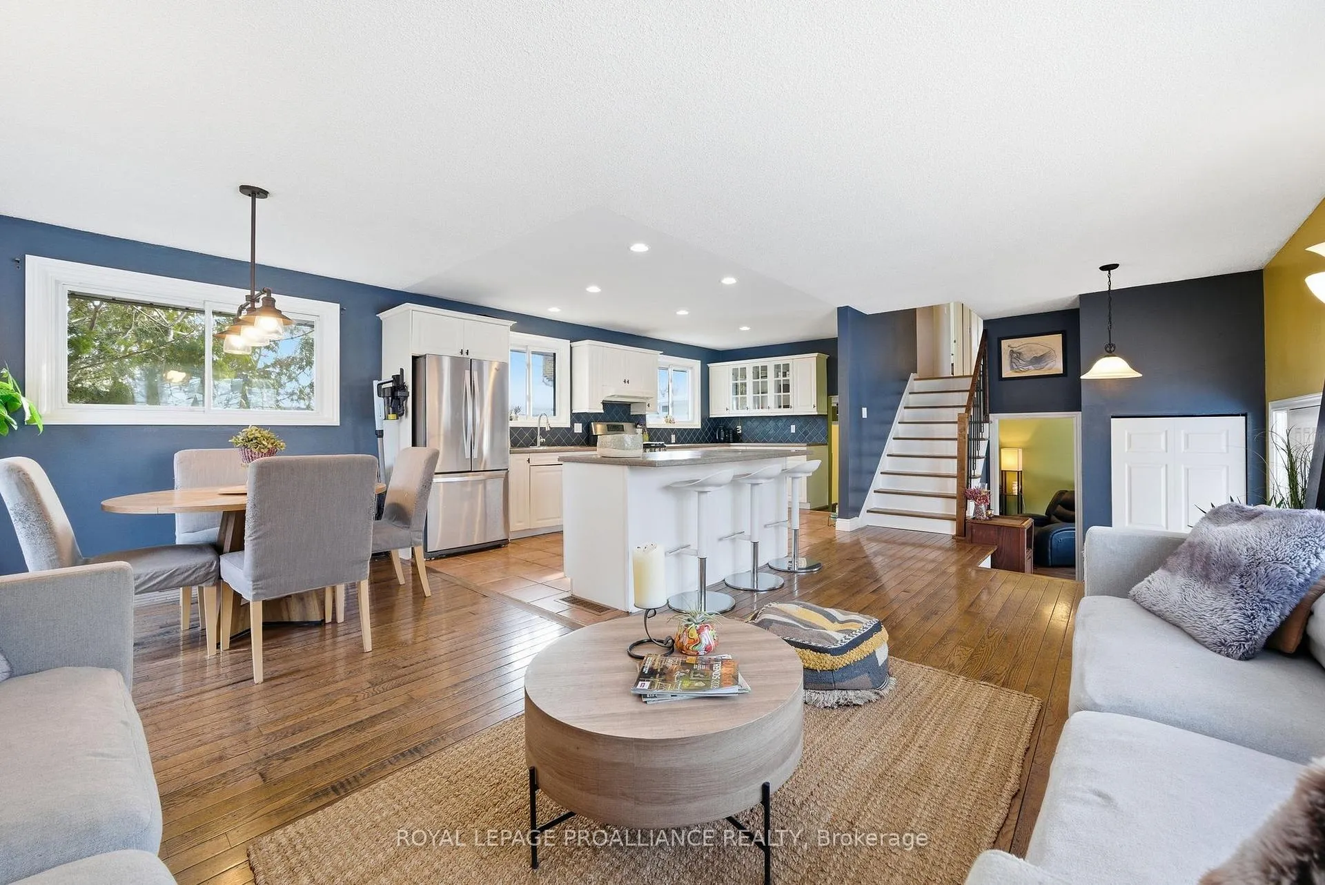 Photo 12 of 23 Diamond Crescent, Belleville, Belleville Ward — HOMEH